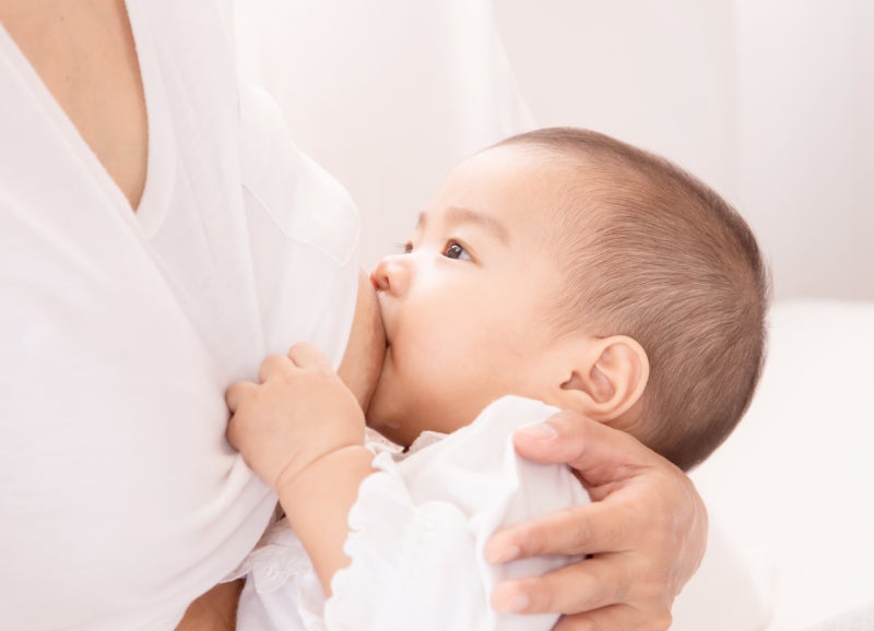 Como o pediatra pode apoiar a mãe durante a amamentação?